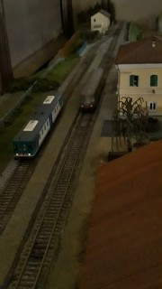 Treni 8765 a sx e 1234 a dx affiancati a Fognano - al 47percento.jpg